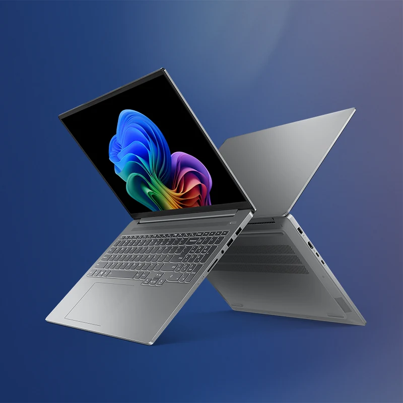 Otwarty laptop z kolorową tapetą Copilot oraz widok obudowy